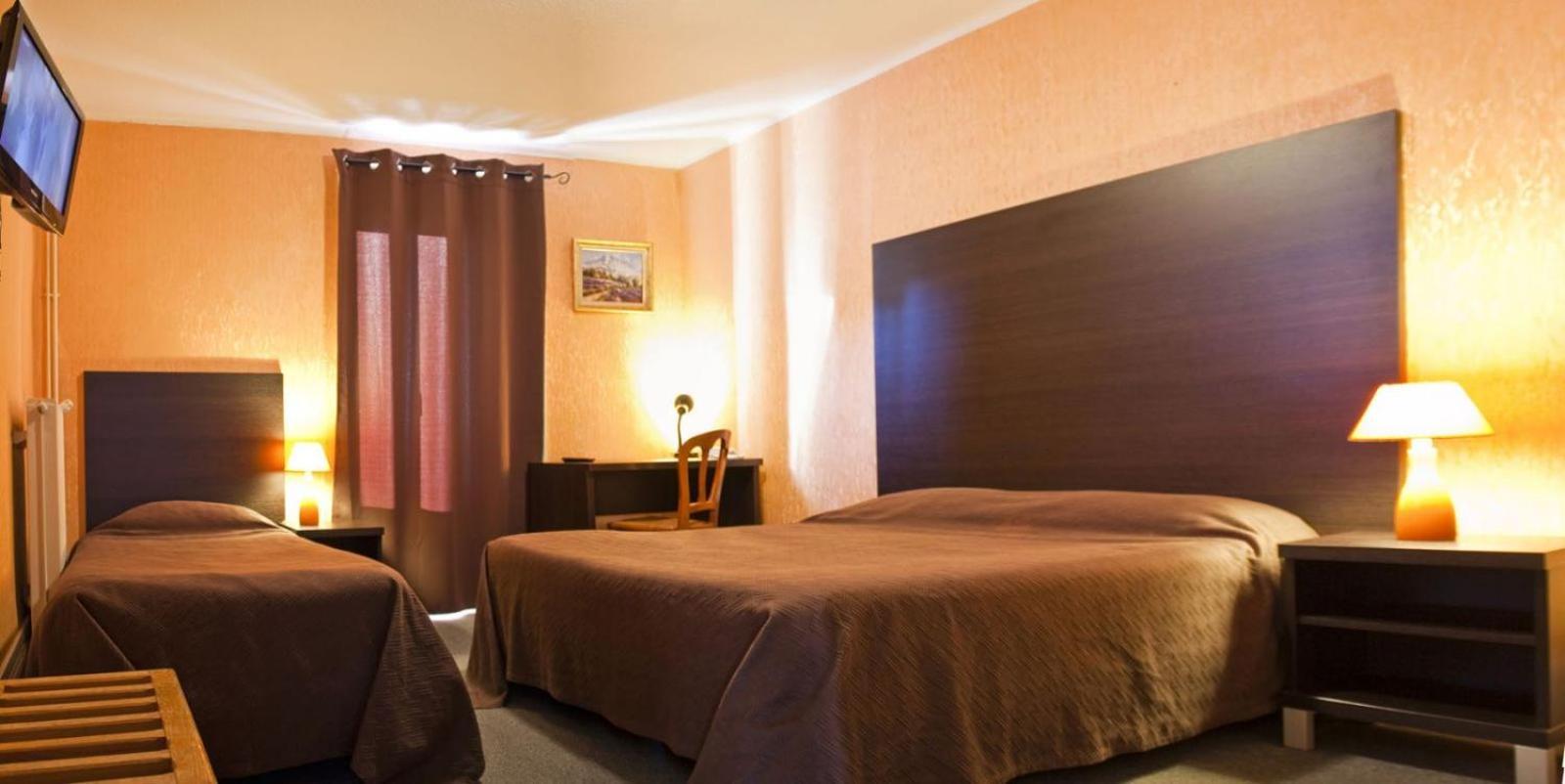 Logis Hotel Restaurant De La Poste Pontgibaud Bagian luar foto
