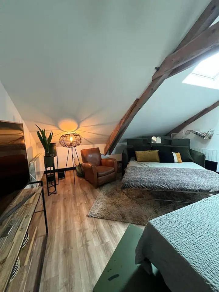 Logis Hotel Restaurant De La Poste Pontgibaud Bagian luar foto
