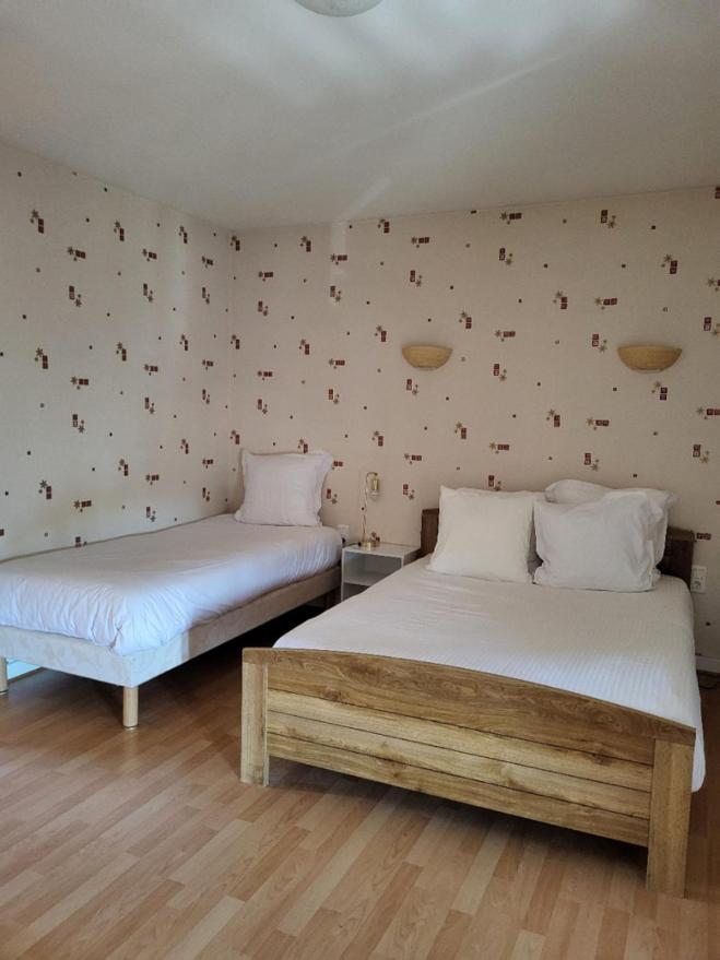 Logis Hotel Restaurant De La Poste Pontgibaud Bagian luar foto