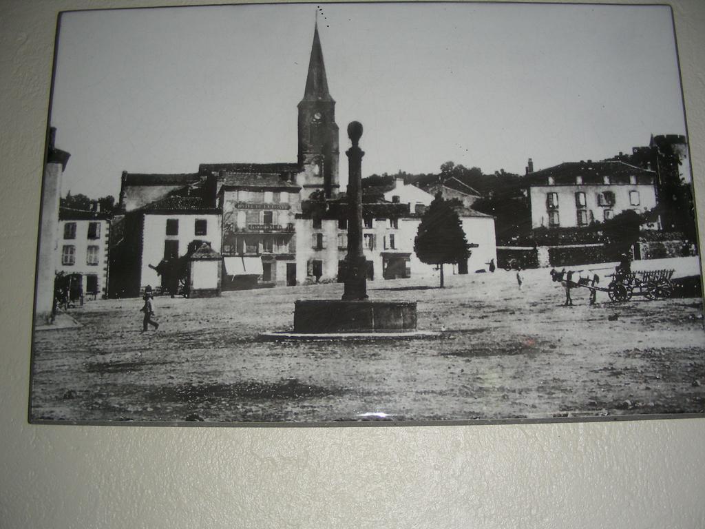 Logis Hotel Restaurant De La Poste Pontgibaud Bagian luar foto