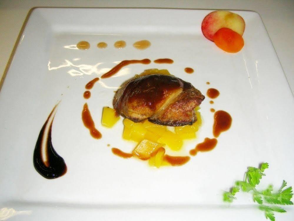 Logis Hotel Restaurant De La Poste Pontgibaud Bagian luar foto
