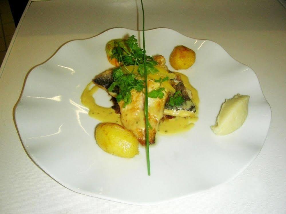 Logis Hotel Restaurant De La Poste Pontgibaud Bagian luar foto