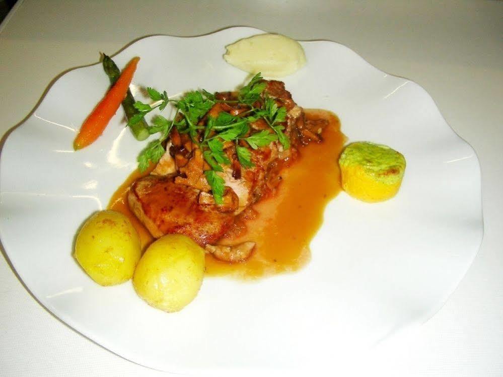 Logis Hotel Restaurant De La Poste Pontgibaud Bagian luar foto