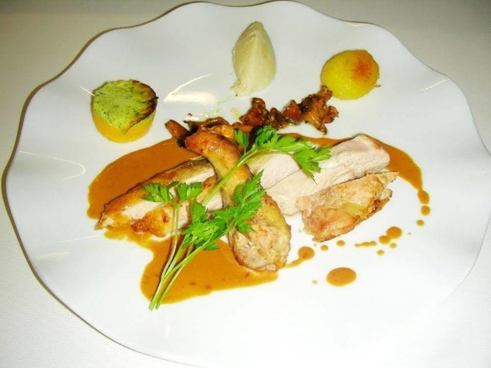 Logis Hotel Restaurant De La Poste Pontgibaud Bagian luar foto
