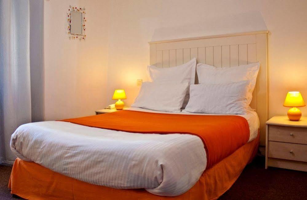 Logis Hotel Restaurant De La Poste Pontgibaud Bagian luar foto
