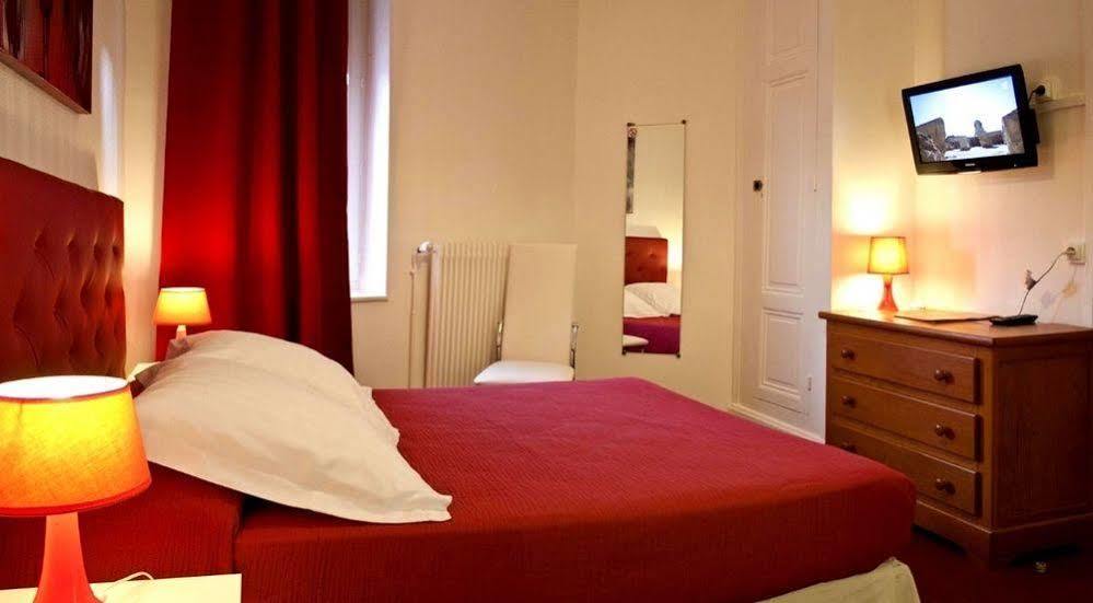 Logis Hotel Restaurant De La Poste Pontgibaud Bagian luar foto