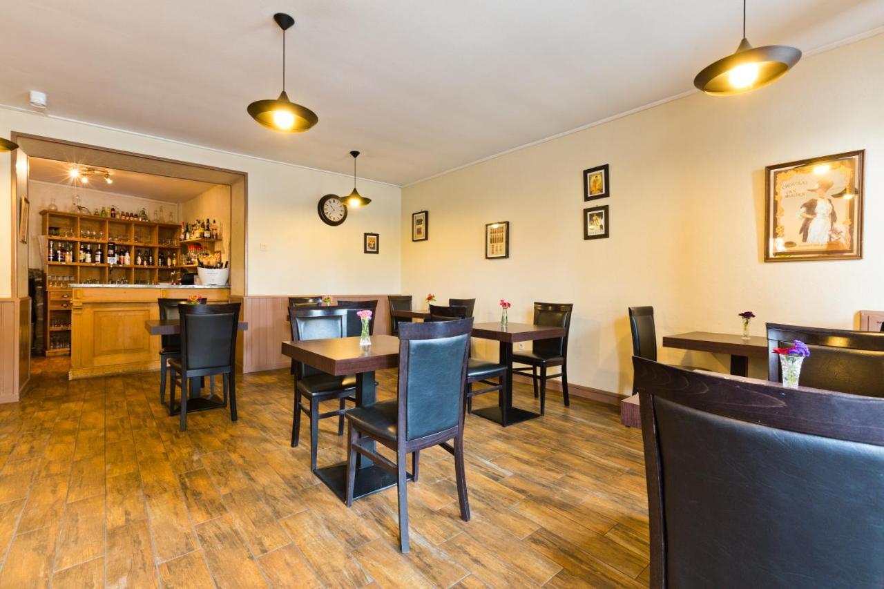Logis Hotel Restaurant De La Poste Pontgibaud Bagian luar foto