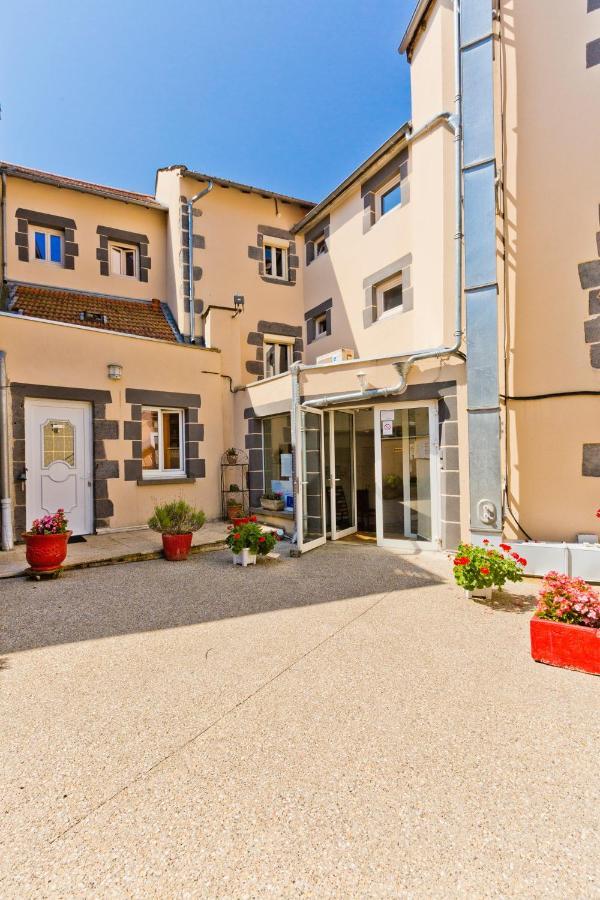 Logis Hotel Restaurant De La Poste Pontgibaud Bagian luar foto